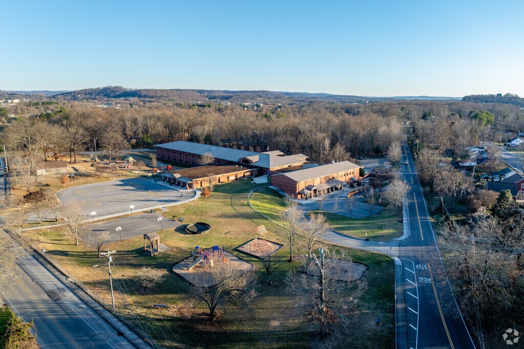 Capshaw Elementary is located at 1 Cougar Lane Cookeville, Tennessee.