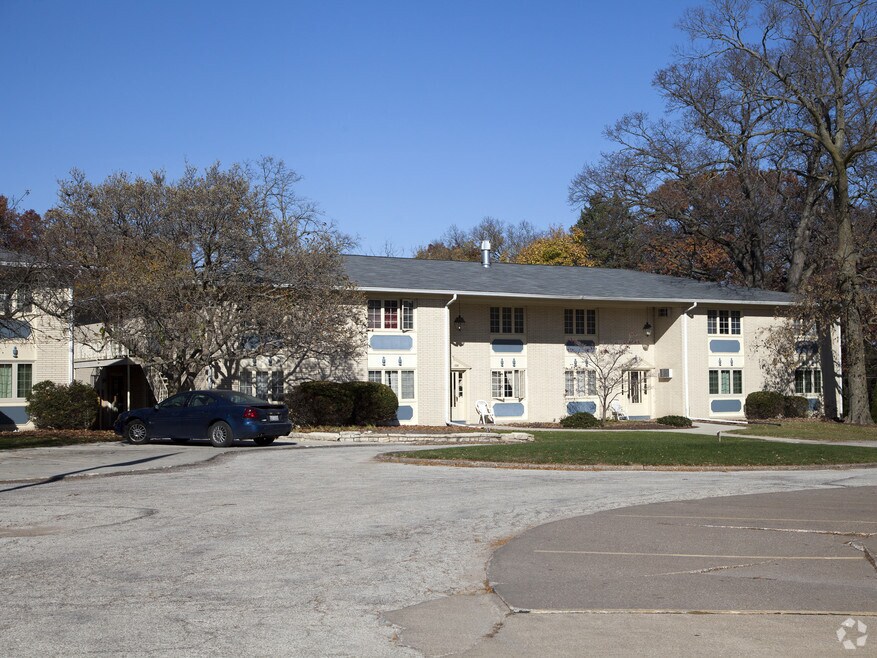 Beverly Manor Apartments 1718 9th Ave, Moline, IL