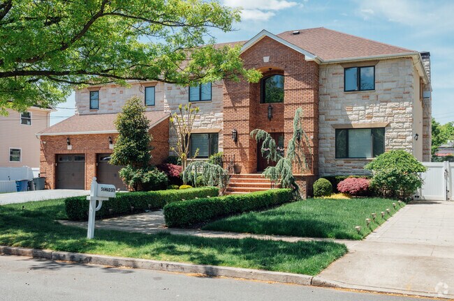 Mid-large scale homes are a common sight in Charleston, like this 4100 square foot, 2010 home.