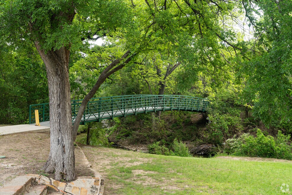 Neighborhood_WestworthVillage541773_V2_122223