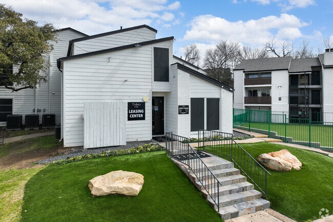 Chapman, Fort Worth, TX 76112 - photo 5