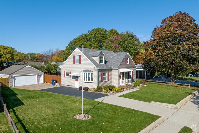 Molette homes generally come with detached garages.