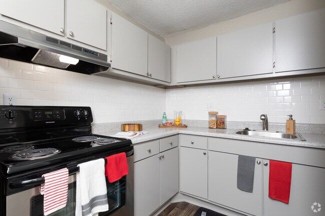 2BR, 1BA - 850SF