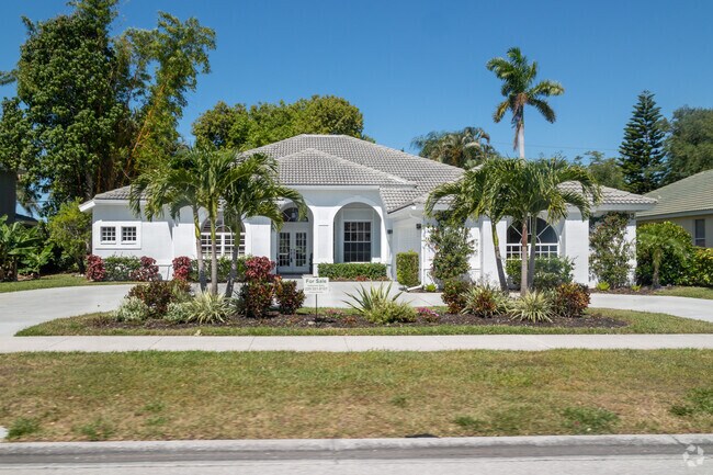 Ranch homes with a hint of mediteranean flair can be found throughout Longshore Lakes.