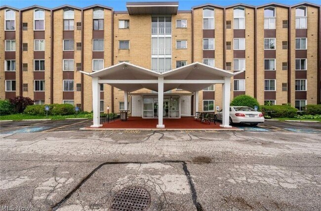 Kings Path Condominiums unit 18, North Olmsted, OH 44070 - photo 2