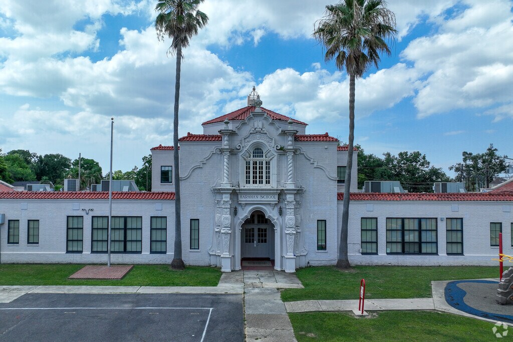 Welcome to Harahan Middle School located in the Harahan neighborhood.