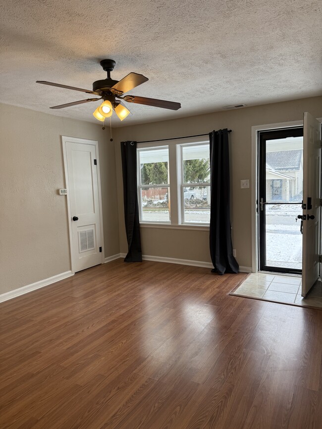 509 E Mill St, Fortville, IN 46040 - photo 4