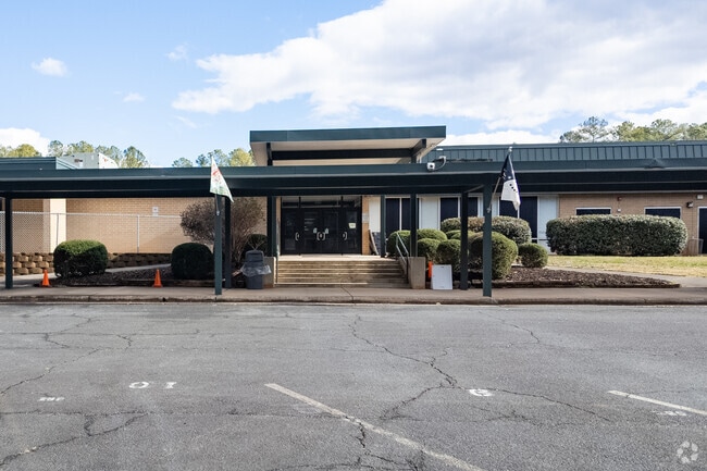 North Rowan Elementary School serves 400 students in grades Prekindergarten-5.