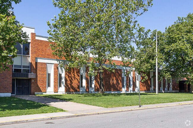 Ther is a student-teacher ratio at the George Washington School is 13:1.