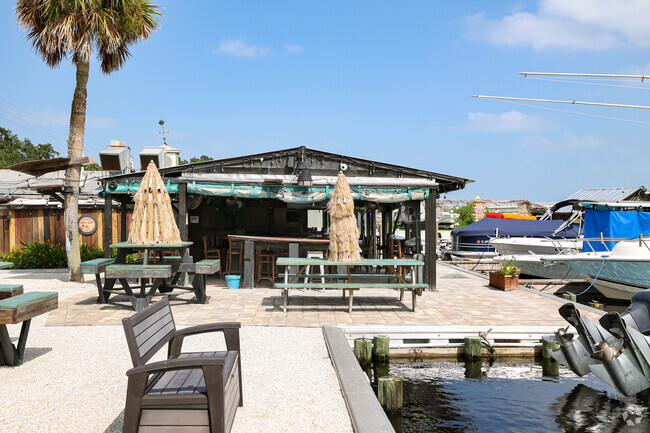 A delightful seafood cuisine with a relaxful ambiance by the marina.