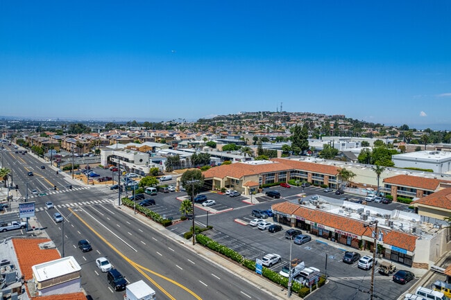 Alamitos Ridge is adjacent to PCH and south of the 405 for convenient access.