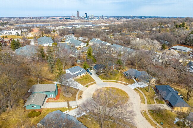 Quiet culs-de-sac are found in the Greater South Side neighborhood.