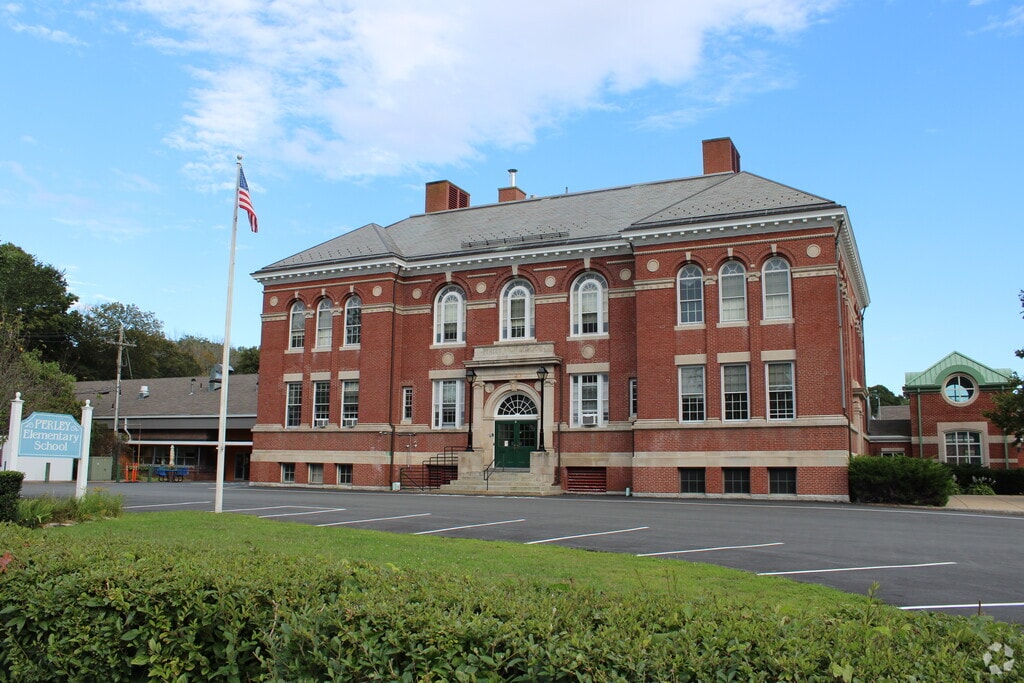 Perley Elementary School provides private education in the neighborhood of 
Georgetown