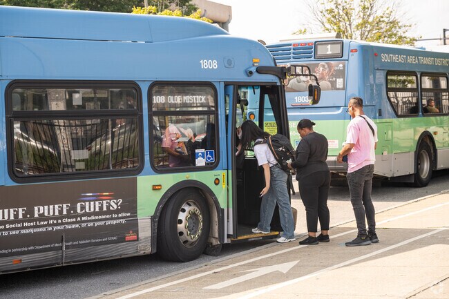 The SEAT transit system is the most convenient options for traveling to and from New London.