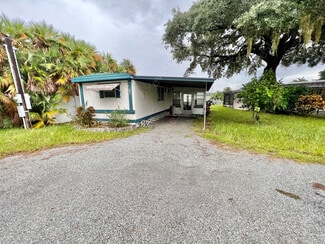 820 Paradise Blvd, Tarpon Springs, FL 34689