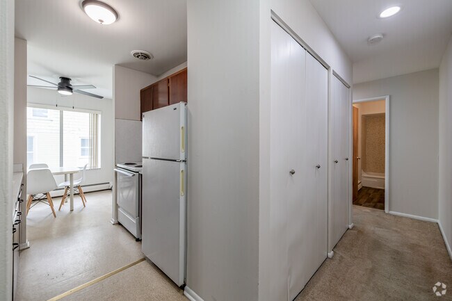 2BR, 1BA - 800SF - Hallway