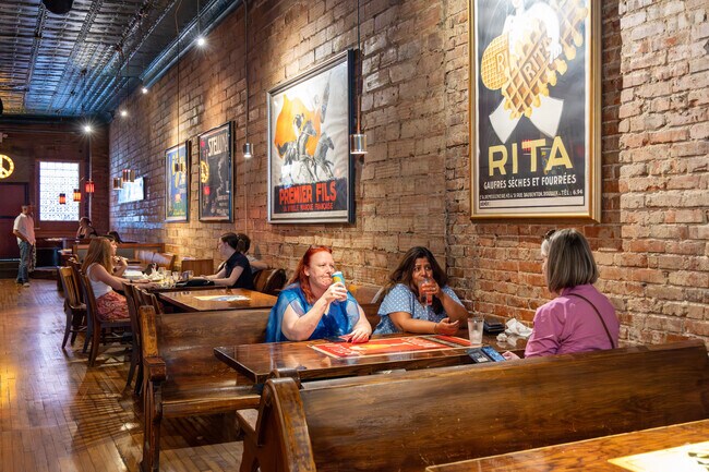 Yia Yia's is a favorite for pizza and drinks near Everett.