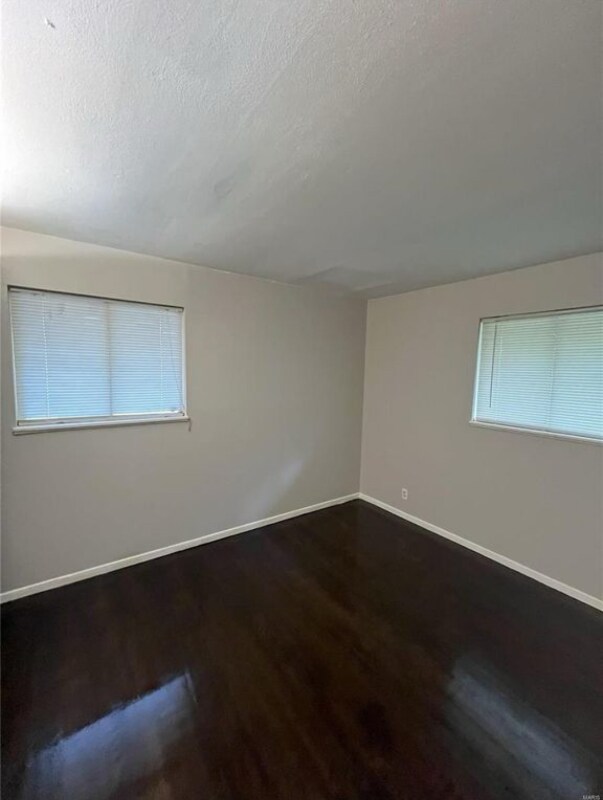 119 Dundee Cir, Saint Louis, MO 63137 - photo 4