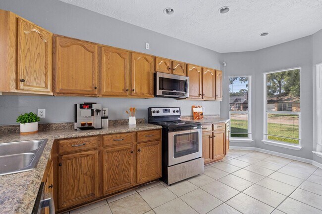 12326 Kings Chase Dr, Houston, TX 77044 - photo 5