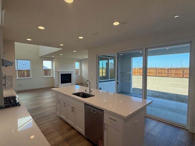 17048 Aldergrove Ct, Lathrop, CA 95330 - photo 4