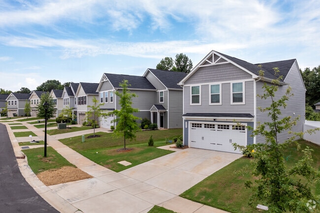 Many of the newer homes in Hamilton Circle have craftsman details.