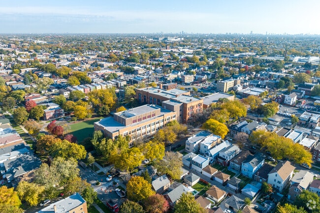 Lloyd Elementary School is conveniently located in a residential area.