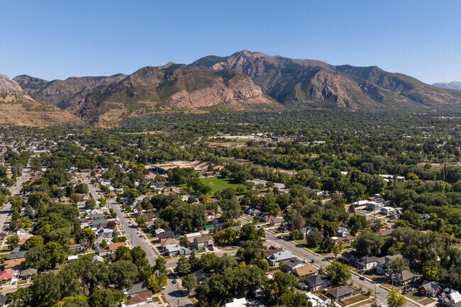 Canyon Road has a gorgeous view of the mountains from all over the neighborhood.