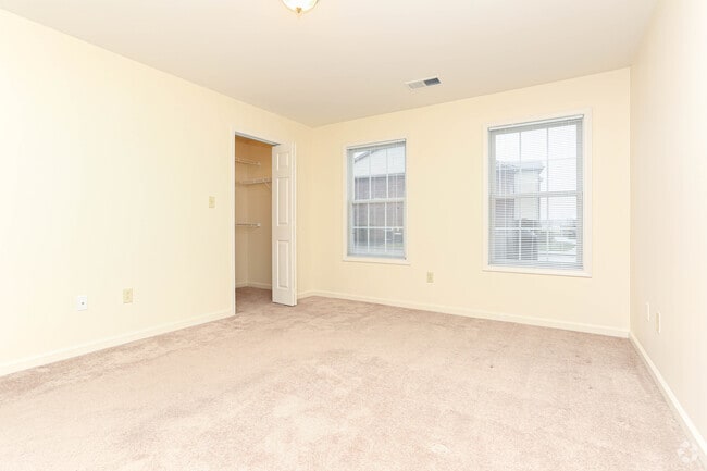 1BR, 1BA - 900 SF - Bedroom