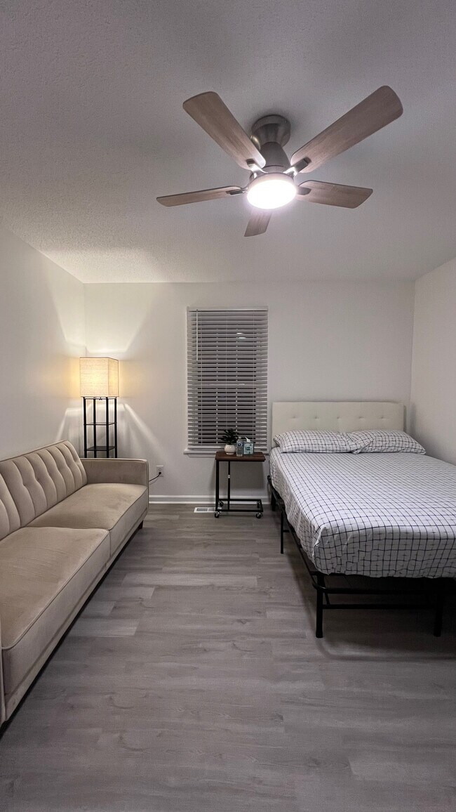 301 Winners Cir S unit Room 2, Jacksonville, NC 28546 - photo 2