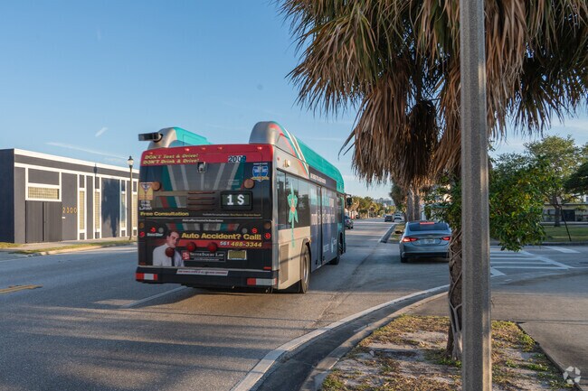 The Palm Tran has a few stops all throughout Old Northwood.