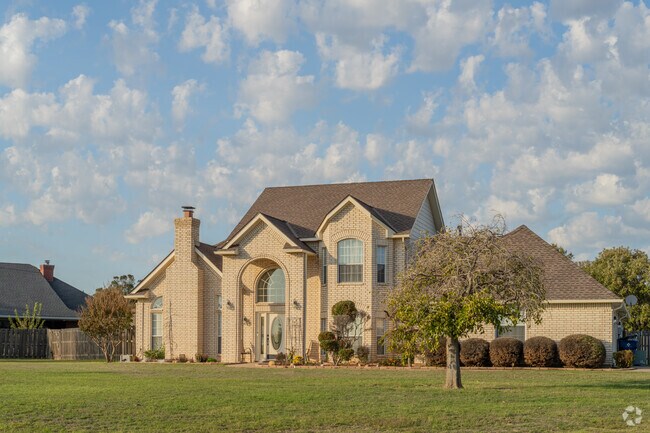 Colonial Revivals and ranch-style homes line the wide streets of Pecan Valley South.