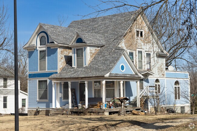 Explore Fulton, Missouri’s potential with charming fixer-upper homes waiting for you.