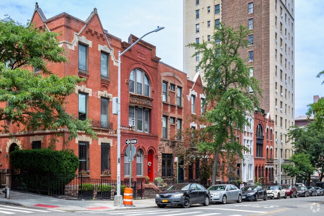 Architecture in Manhattan Valley makes it an appealing place to call home.