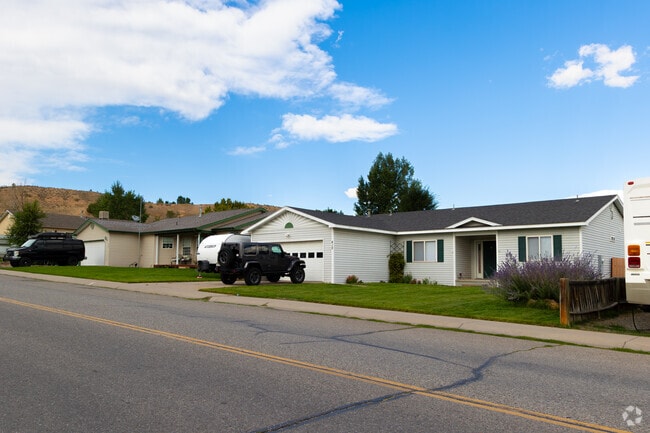 Many midcentury homes in Silt include garages and well-maintained yards.