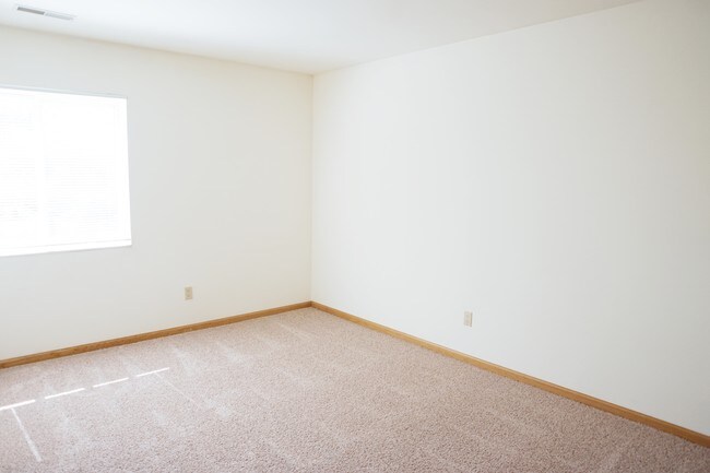 Oakbridge Court Apartments, Madison, WI 53717 - photo 4