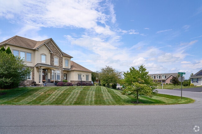 Large homes with manicured lawns define Fountainhead-Orchard Hills’ upscale streetscapes.