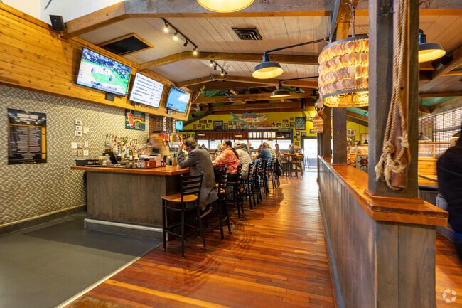 Harpoon Larry’s offers a relaxed setting for family meals and friendly gatherings.