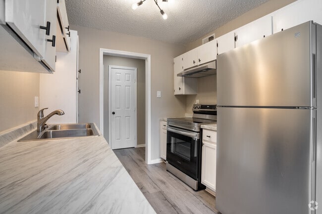 2BR, 2BA - 1050SF - Kitchen