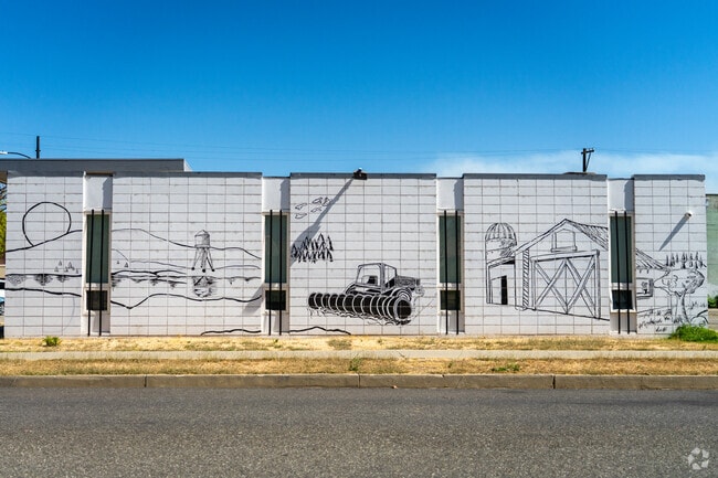 Murals showcase Willows’ farming heritage.