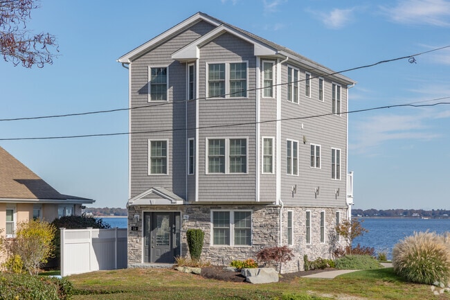 Rising high above its neighbors this new construction in Roky Point has a commanding view.