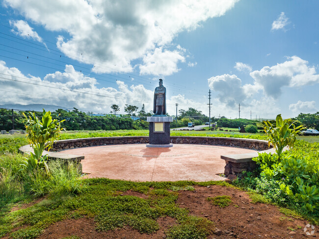 A statue of King Kaumuali‘i guards the bridge to Wiamea.