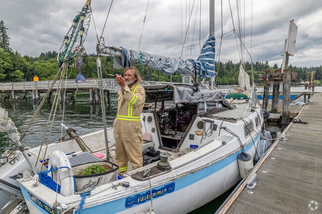 Looking for information on the Puget Sound? Just talk to a local sailor in Enetai.