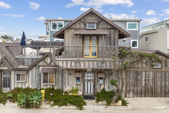 You can find beach styled homes in the Hollywood Beach area.