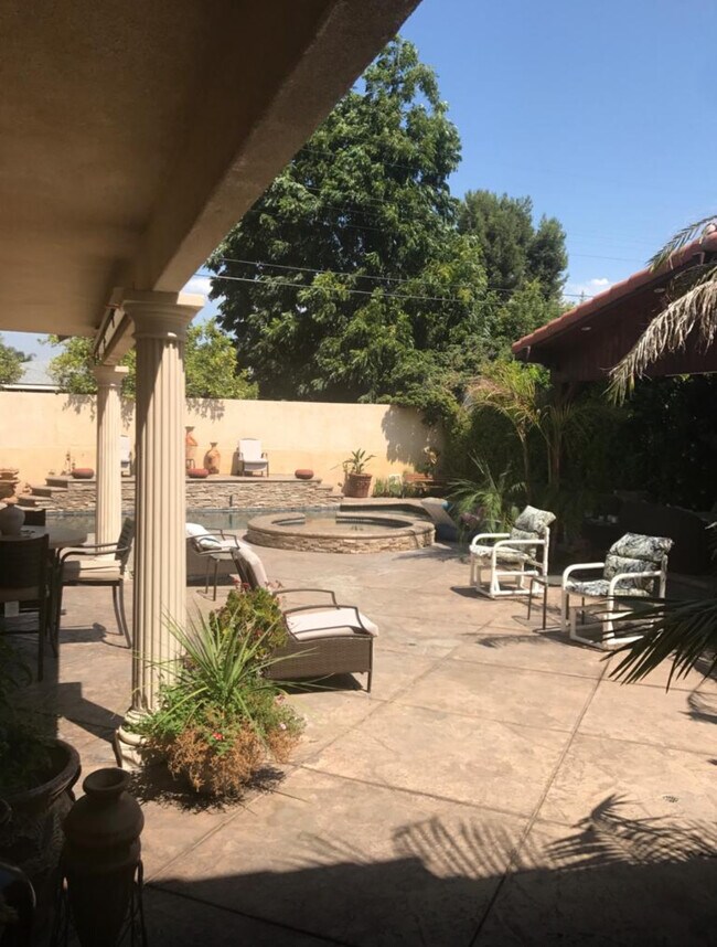 12147 Miranda St, Valley Village, CA 91607 - photo 5