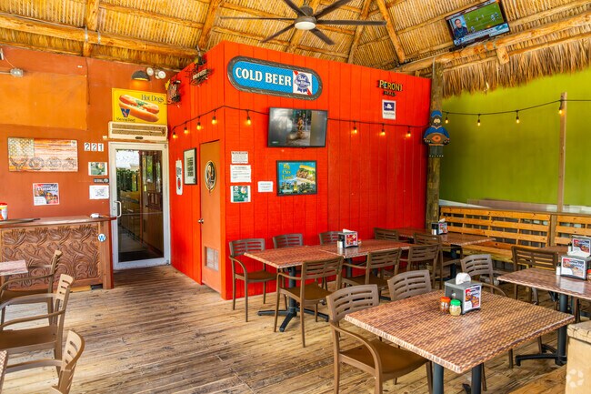 Enjoy a slice of authentic Chicago Pizza in Chicago Pizza of Downtown Stuart.