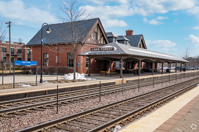 From Lake Forest, the Metra offers a direct route to the heart of downtown Chicago.