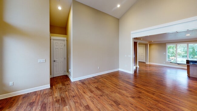 1090 E Ellendale Ave, Dallas, OR 97338 - photo 2