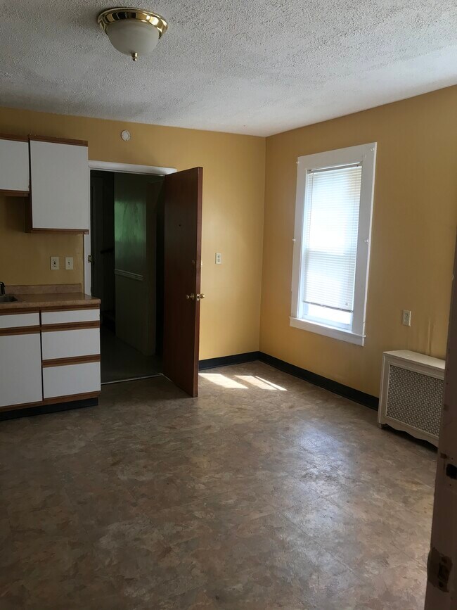 62 Heath St unit 2nd floor Heath St., Hartford, CT 06106 - photo 6