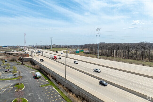 Mount Shire is close to Interstate 90, so commuters can easily travel to Chicago downtown.