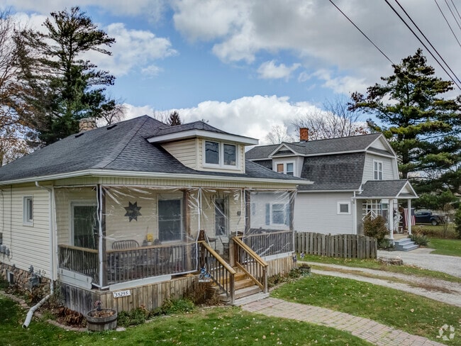 There is a wide variety of older and newer homes available in Memphis.